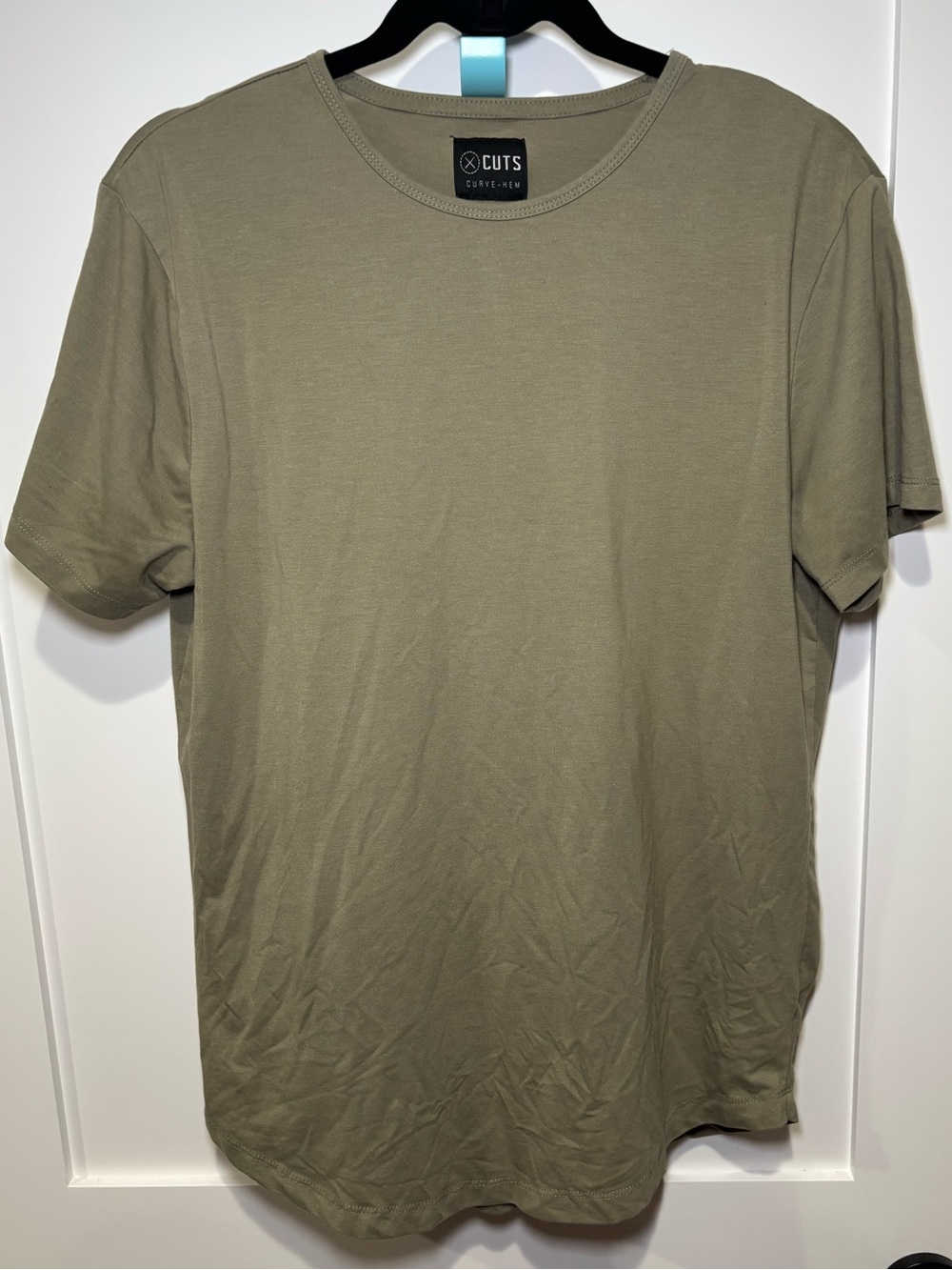 CUTS Curve-Hem T-Shirt Olive Green Men’s Large Short Sleeve Stretch Casual